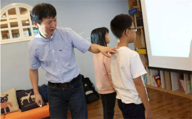 ​如何养成正确的坐姿，孩子的坐姿站姿的重要性_https://www.shafeng.cn_教育_第3张