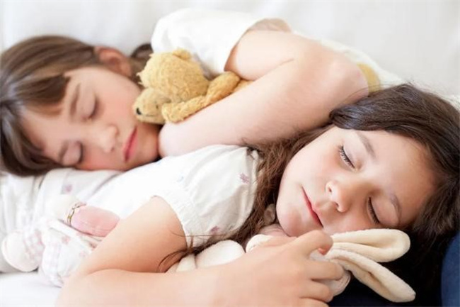 8岁孩子睡眠姿势不正确的原因有哪些，8岁孩子睡眠姿势不正确的原因是什么_https://www.shafeng.cn_教育_第3张