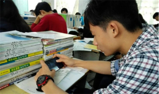 学生上课总玩手机怎么教育 面对学生玩手机的解决方法_https://www.shafeng.cn_教育_第2张