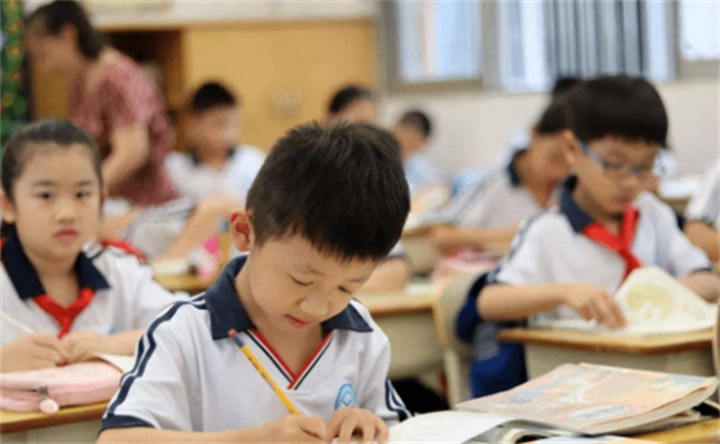 为什么有些孩子在小学时成绩优秀 到初中就开始出现问题_https://www.shafeng.cn_教育_第1张